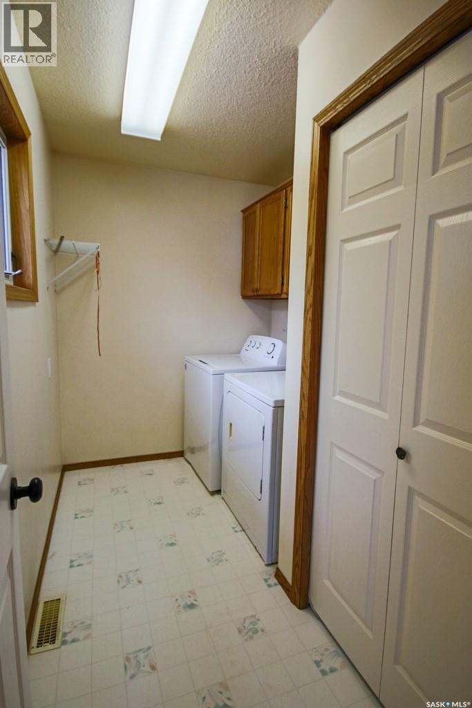 1666 Marshall Crescent, Moose Jaw, SK - Indoor Photo Showing Laundry Room
