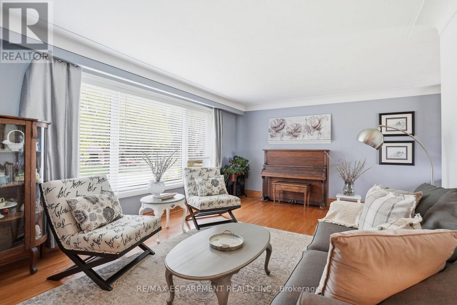 31 Algonquin Avenue, Hamilton, ON - Indoor Photo Showing Living Room
