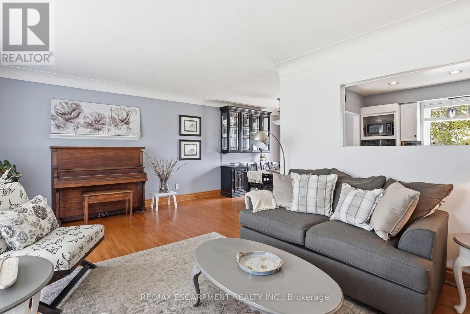 31 Algonquin Avenue, Hamilton, ON - Indoor Photo Showing Living Room With Fireplace