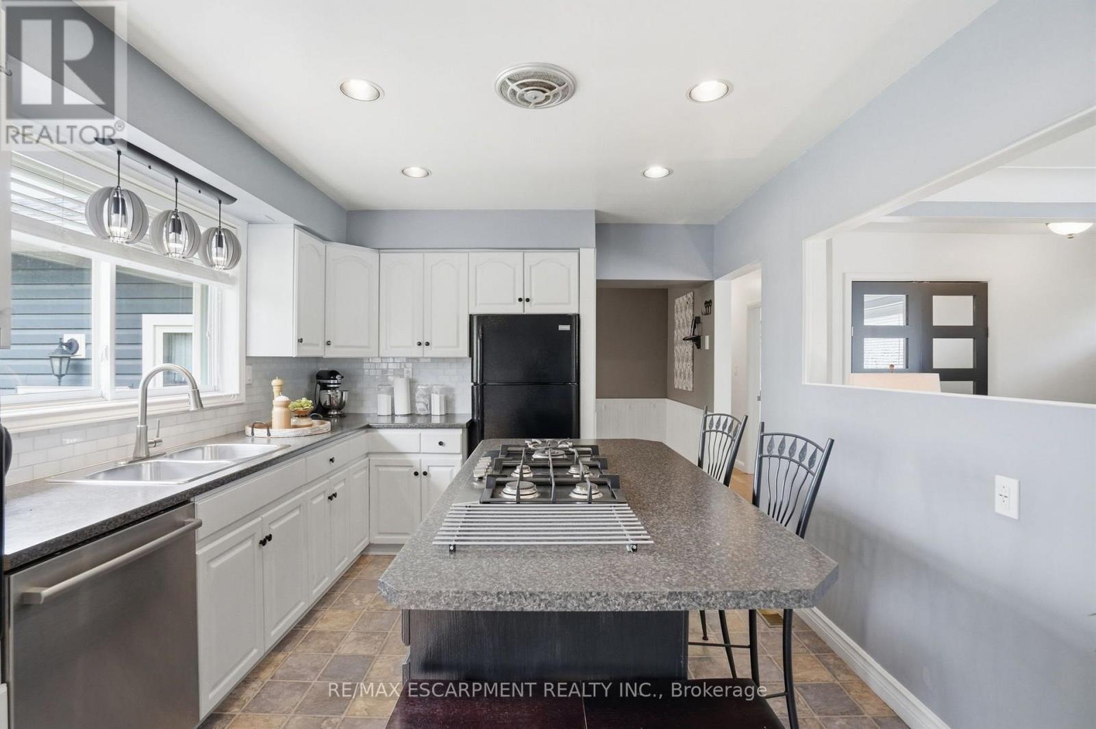31 Algonquin Avenue, Hamilton, ON - Indoor Photo Showing Kitchen With Double Sink