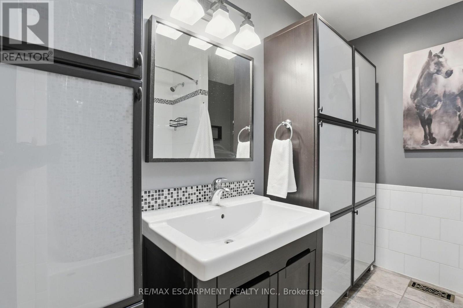 31 Algonquin Avenue, Hamilton, ON - Indoor Photo Showing Bathroom