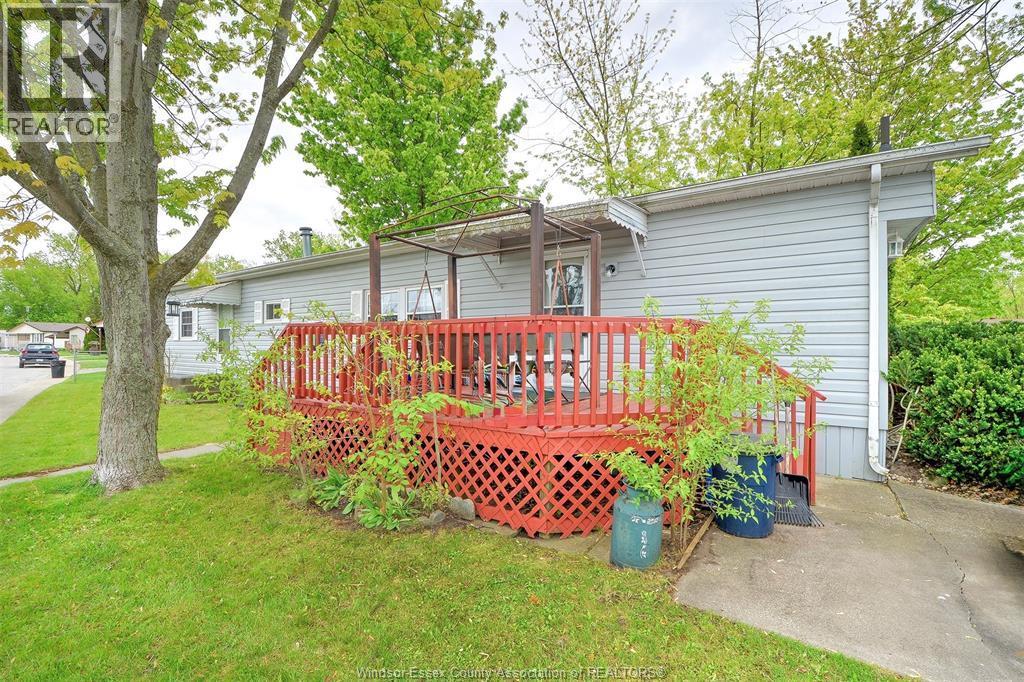 8 Ash Court, Mcgregor, ON - Outdoor With Deck Patio Veranda