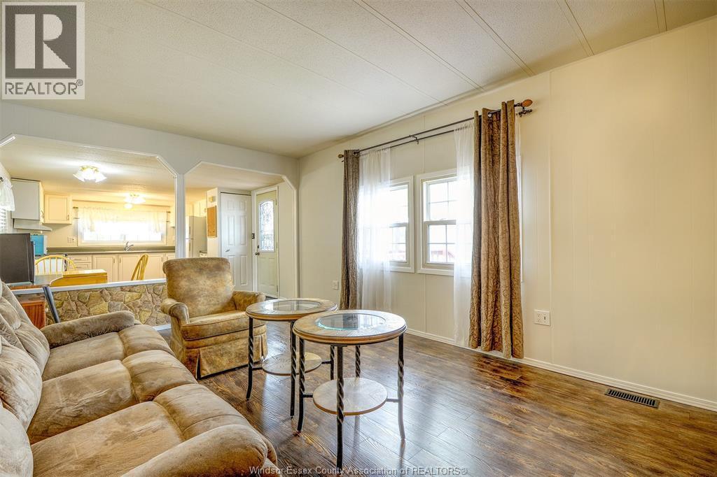 8 Ash Court, Mcgregor, ON - Indoor Photo Showing Living Room