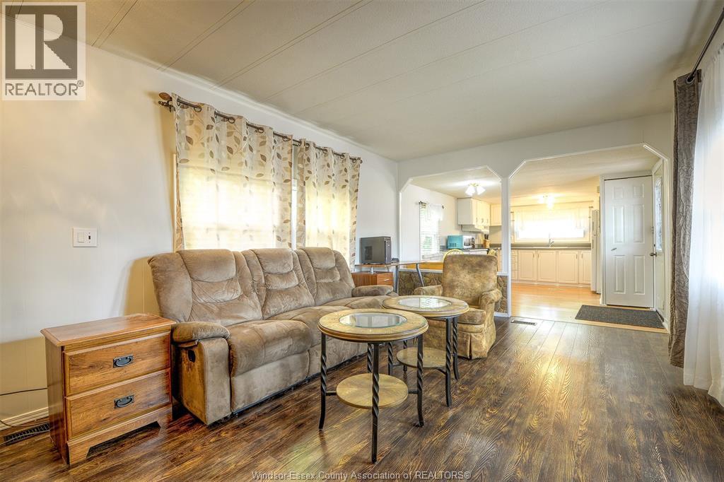 8 Ash Court, Mcgregor, ON - Indoor Photo Showing Living Room