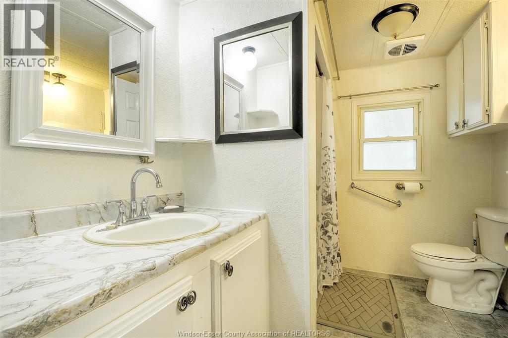 8 Ash Court, Mcgregor, ON - Indoor Photo Showing Bathroom