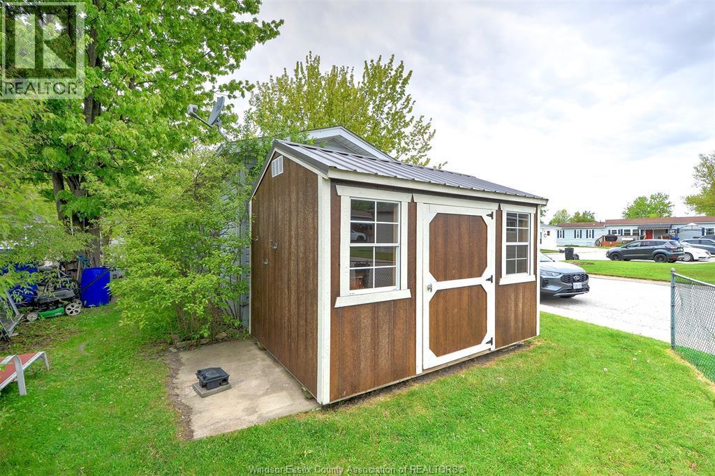 8 Ash Court, Mcgregor, ON - Outdoor
