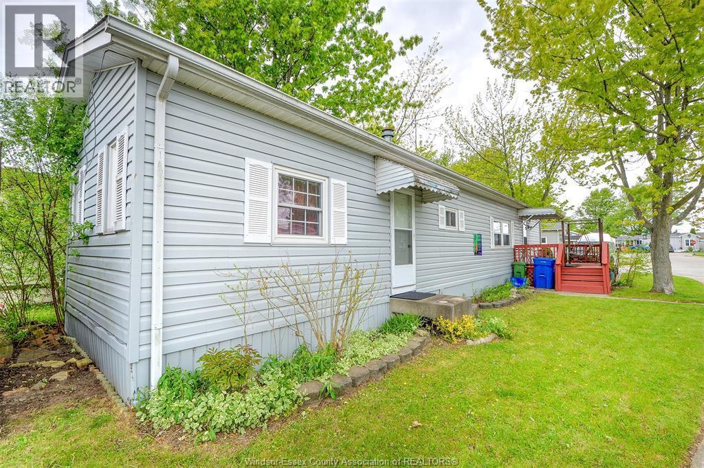 8 Ash Court, Mcgregor, ON - Outdoor