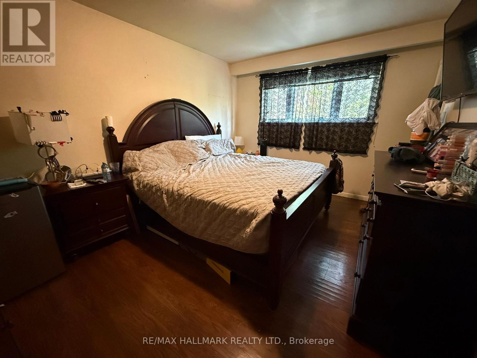 357 Monica Crescent, Burlington, ON - Indoor Photo Showing Bedroom