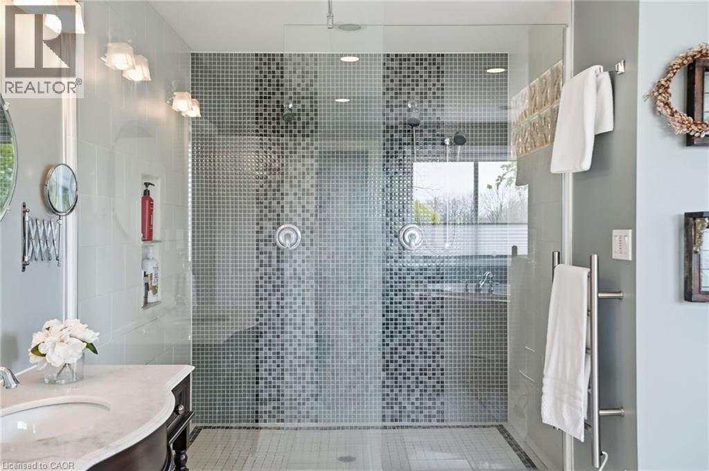 31 Algonquin Avenue, Flamborough, ON - Indoor Photo Showing Bathroom