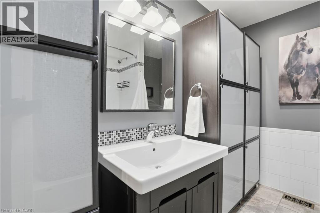31 Algonquin Avenue, Flamborough, ON - Indoor Photo Showing Bathroom