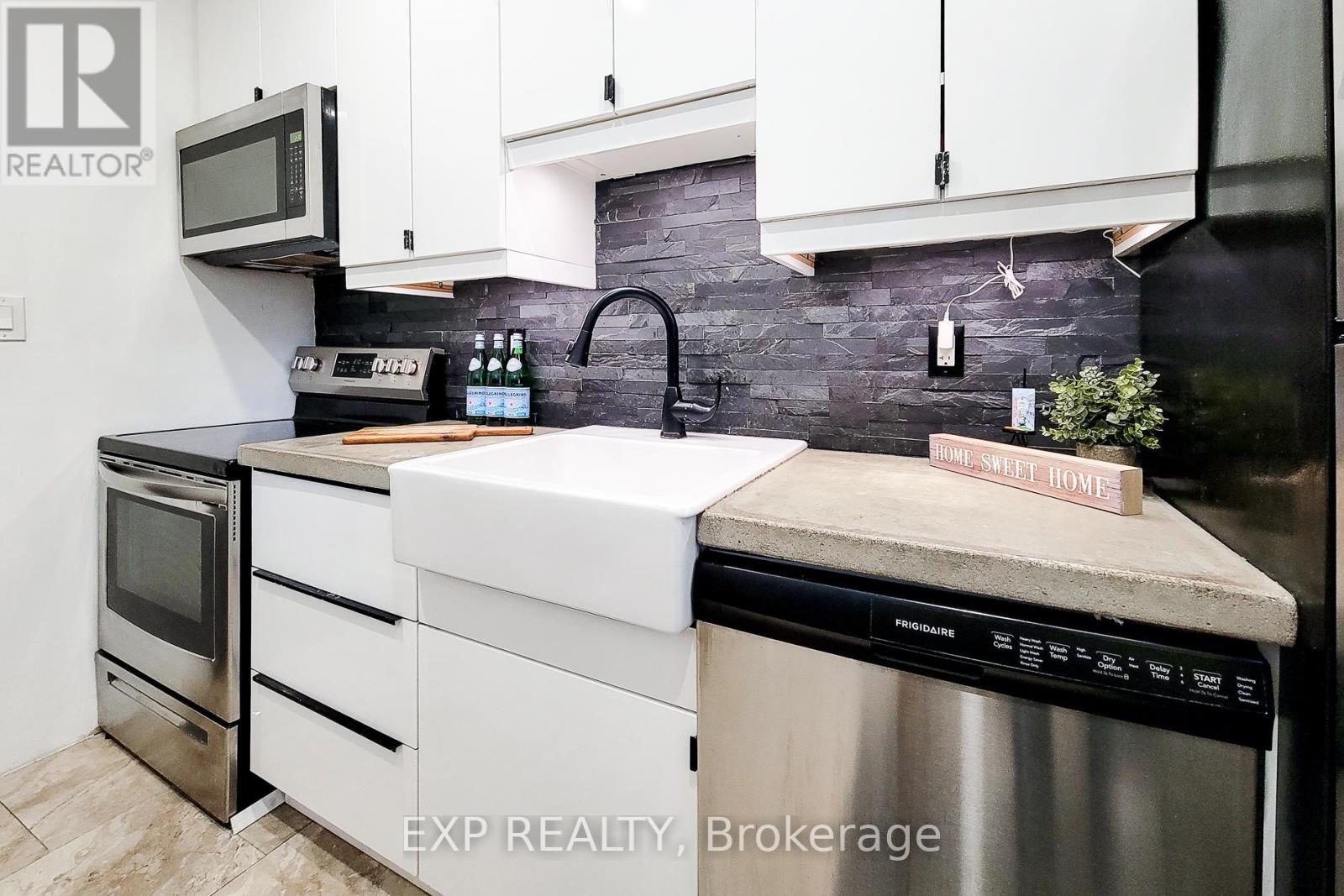 90 Gibson Avenue, Hamilton, ON - Indoor Photo Showing Kitchen With Stainless Steel Kitchen