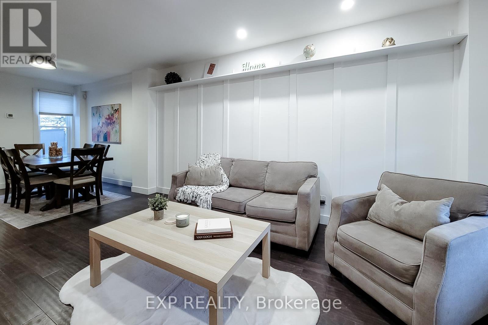 90 Gibson Avenue, Hamilton, ON - Indoor Photo Showing Living Room