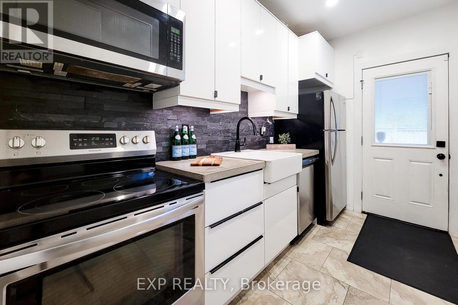 90 Gibson Avenue, Hamilton, ON - Indoor Photo Showing Kitchen