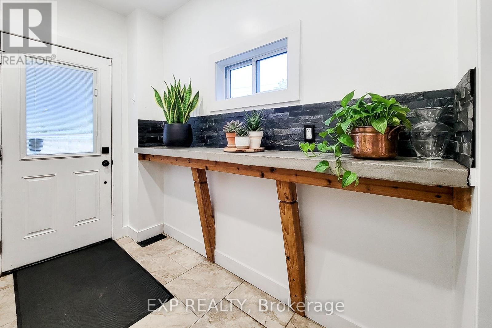 90 Gibson Avenue, Hamilton, ON - Indoor Photo Showing Other Room