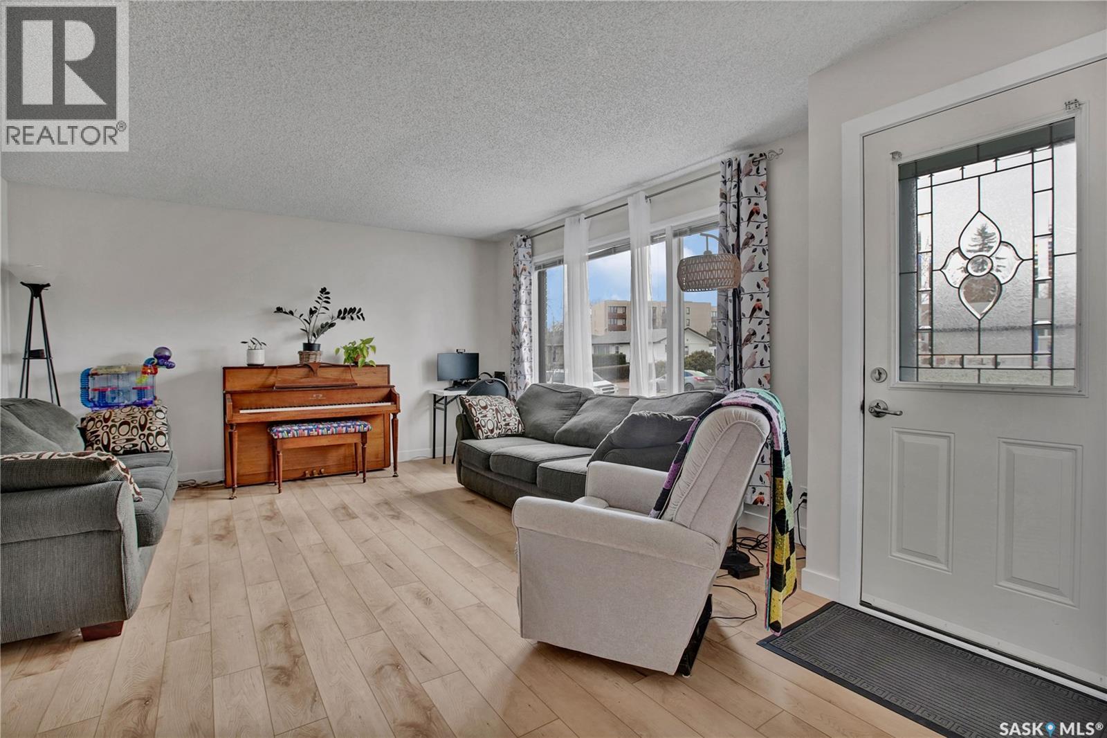 1104 Mcmillan Avenue, Saskatoon, SK - Indoor Photo Showing Living Room