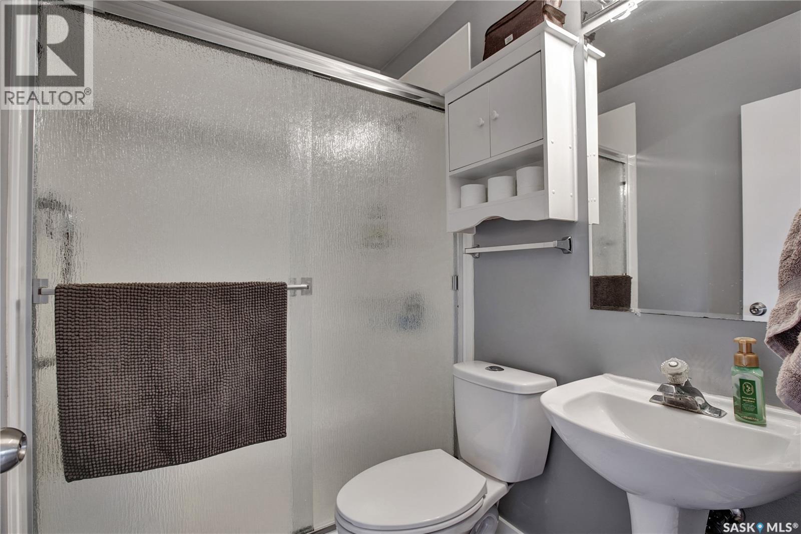 1104 Mcmillan Avenue, Saskatoon, SK - Indoor Photo Showing Bathroom
