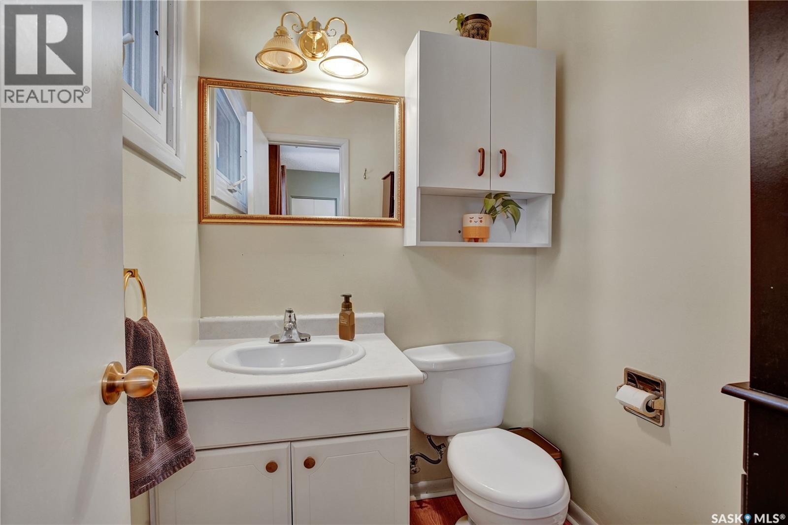 1104 Mcmillan Avenue, Saskatoon, SK - Indoor Photo Showing Bathroom