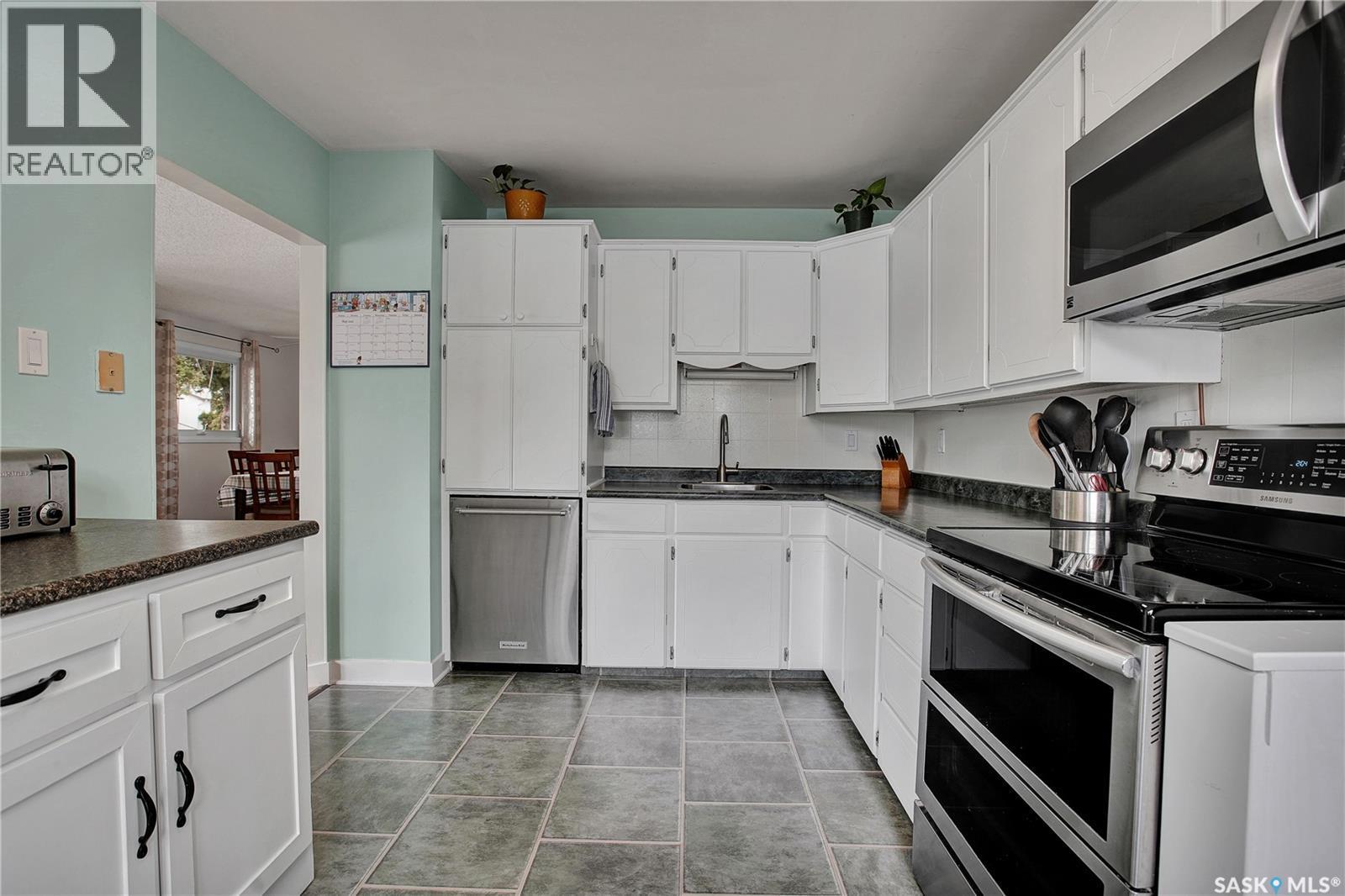 1104 Mcmillan Avenue, Saskatoon, SK - Indoor Photo Showing Kitchen