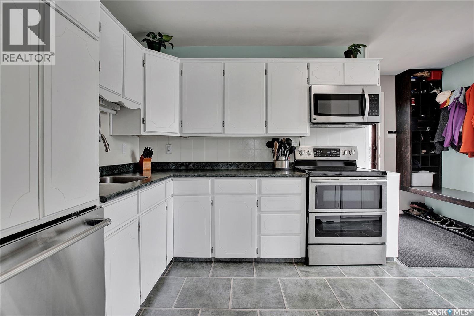 1104 Mcmillan Avenue, Saskatoon, SK - Indoor Photo Showing Kitchen