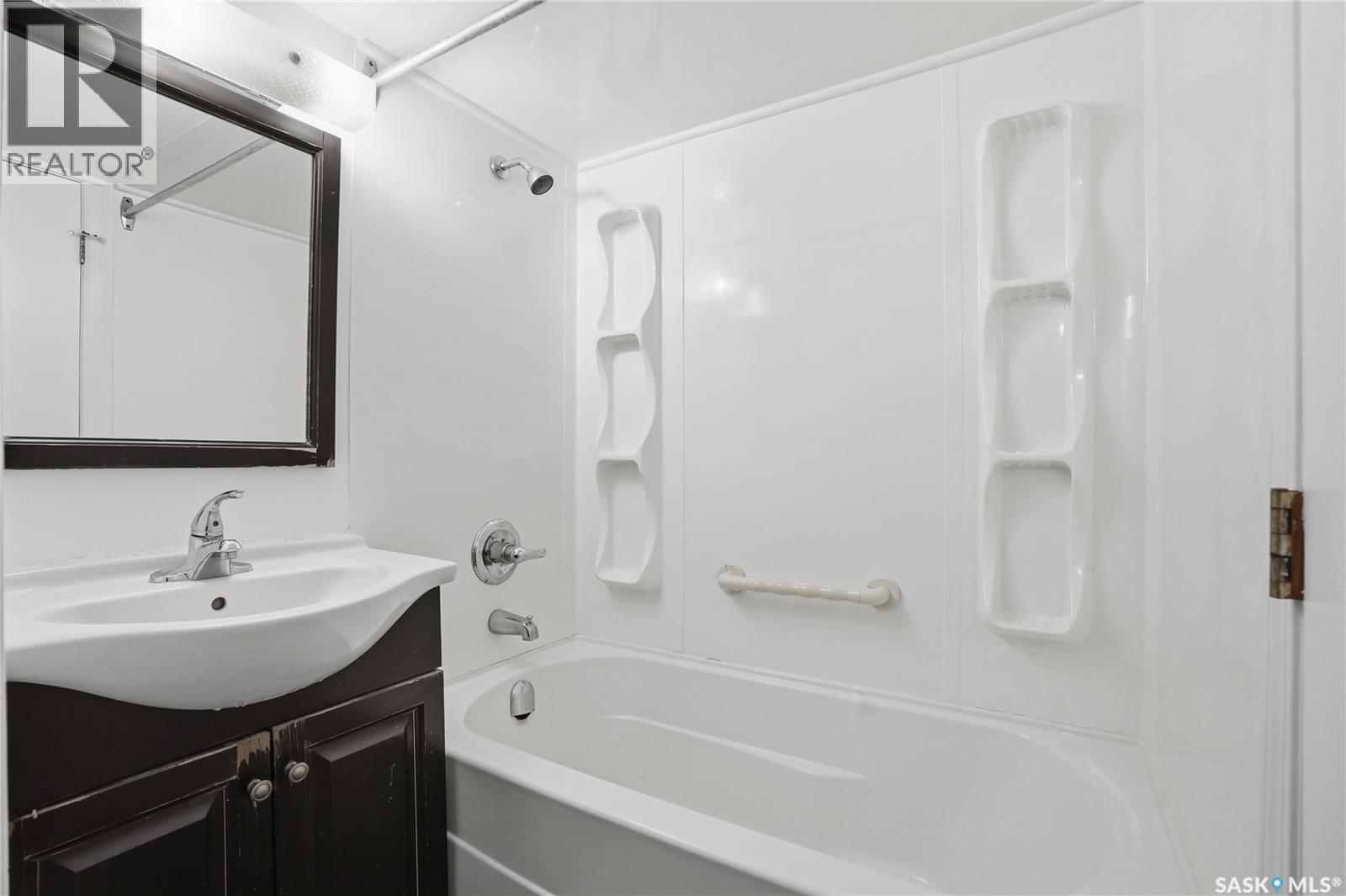 1044 East Centre, Saskatoon, SK - Indoor Photo Showing Bathroom