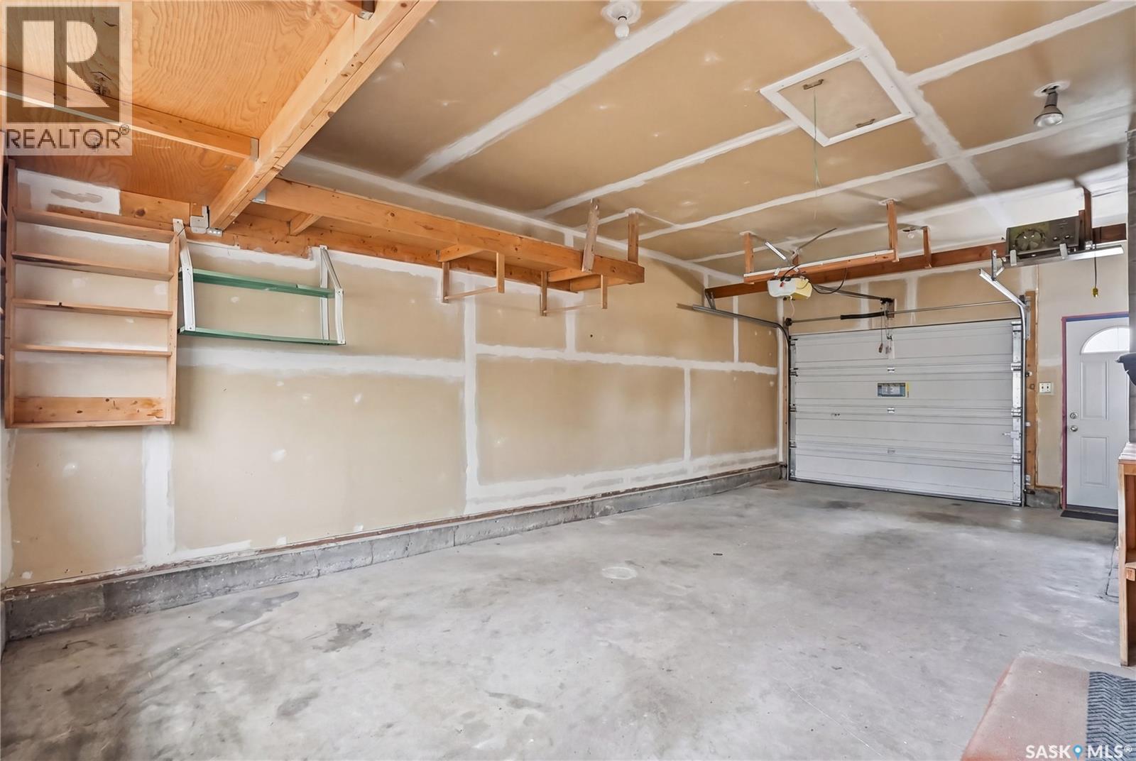 1044 East Centre, Saskatoon, SK - Indoor Photo Showing Garage