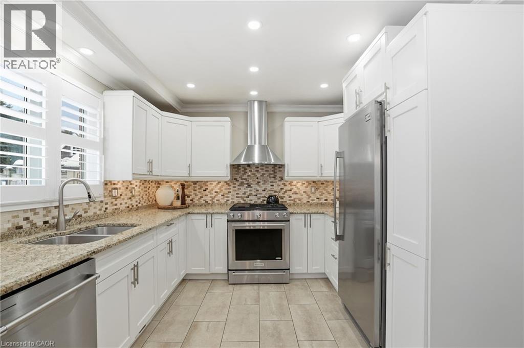 9 Stone Gate Drive, Grimsby, ON - Indoor Photo Showing Kitchen With Double Sink With Upgraded Kitchen