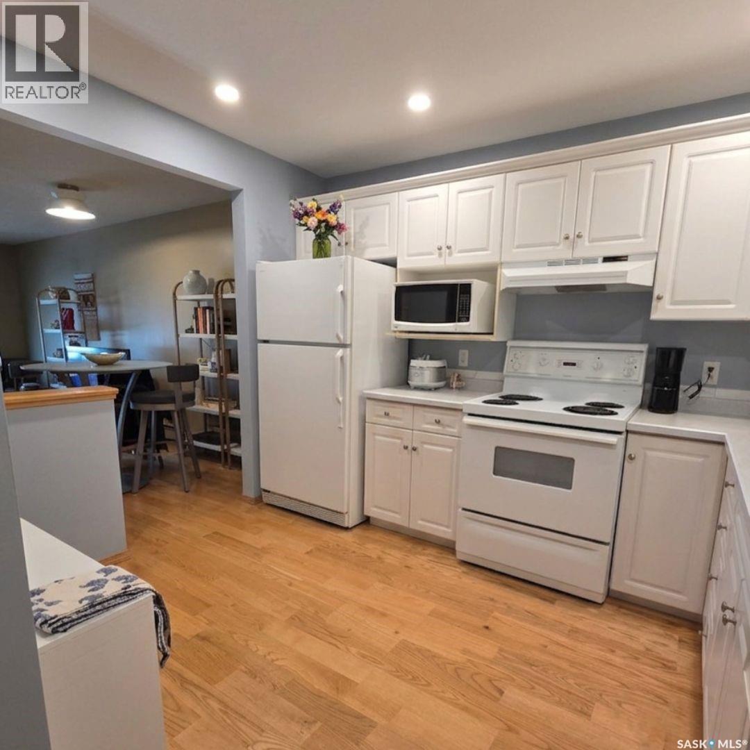 205 2244 Smith Street, Regina, SK - Indoor Photo Showing Kitchen