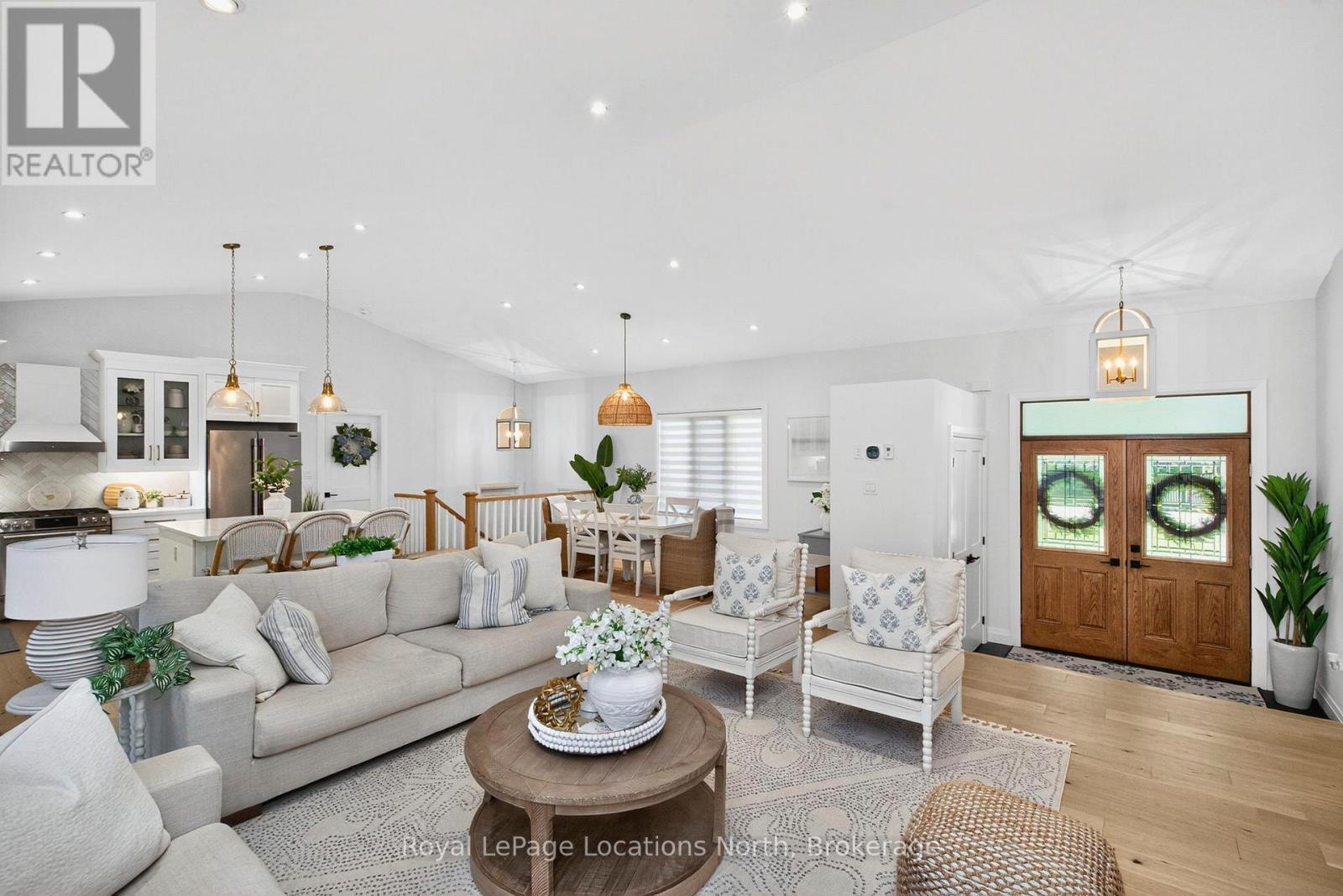 15 Pinecone Avenue, Tiny, ON - Indoor Photo Showing Living Room