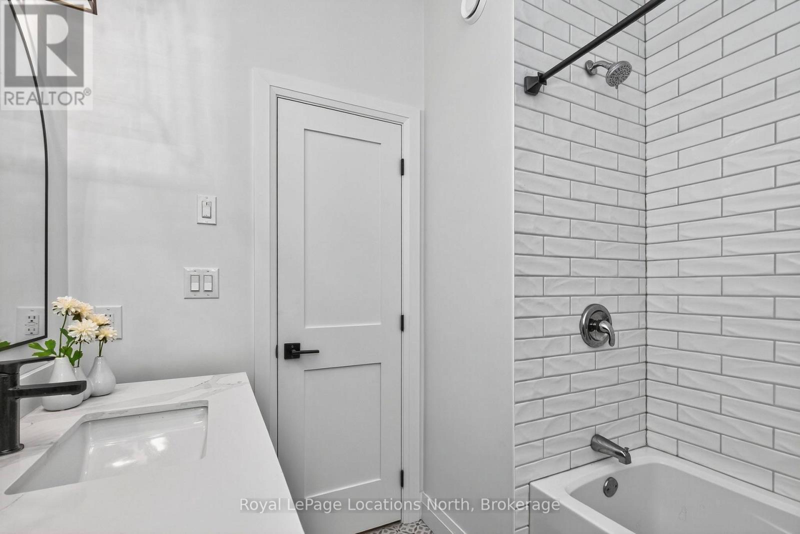 15 Pinecone Avenue, Tiny, ON - Indoor Photo Showing Bathroom