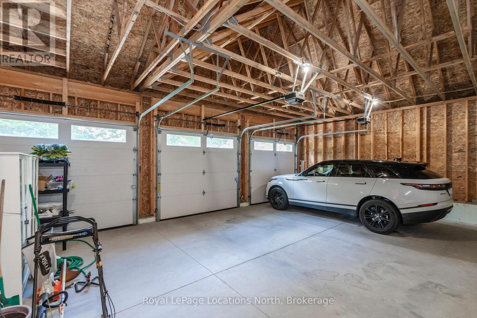 15 Pinecone Avenue, Tiny, ON - Indoor Photo Showing Garage
