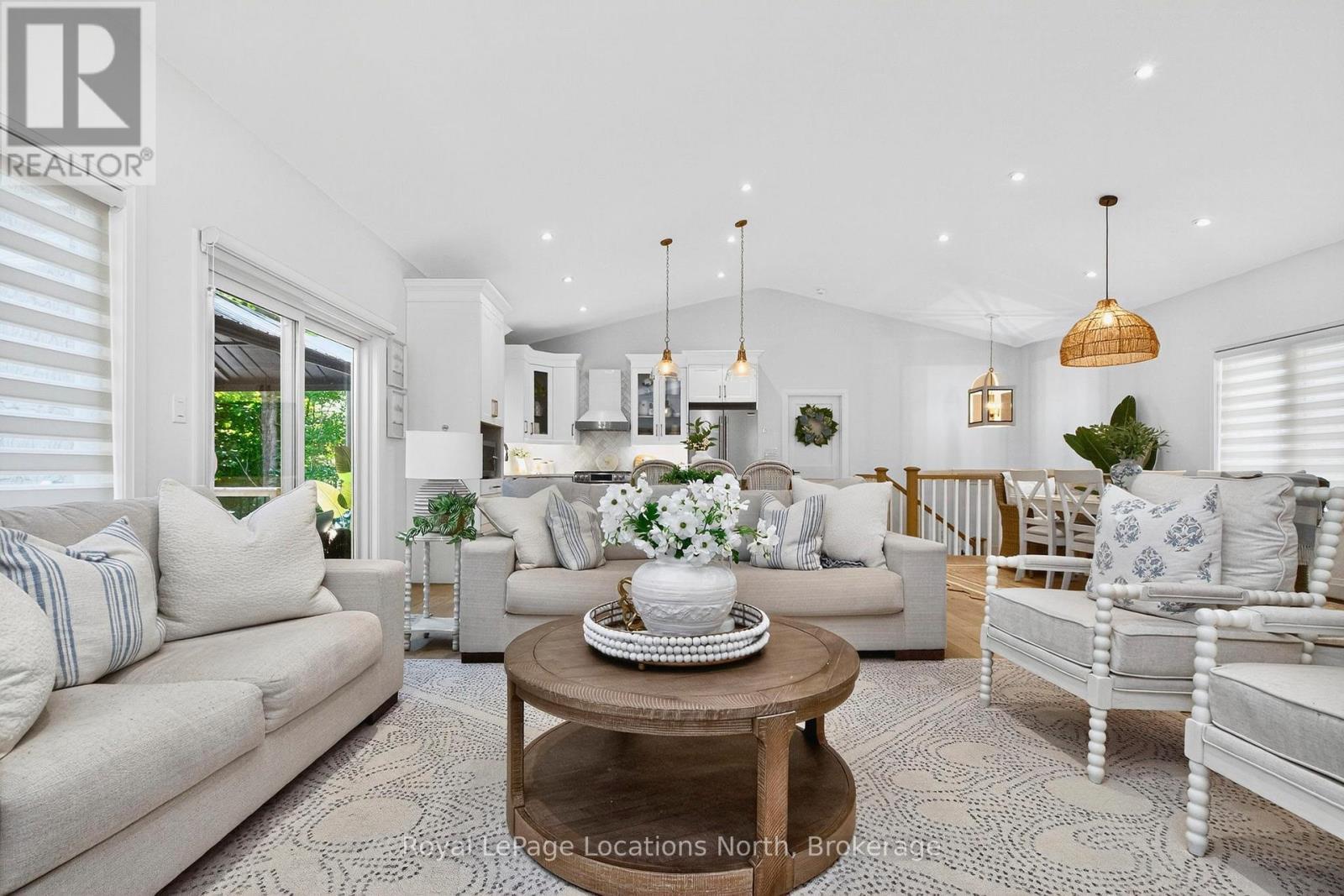 15 Pinecone Avenue, Tiny, ON - Indoor Photo Showing Living Room