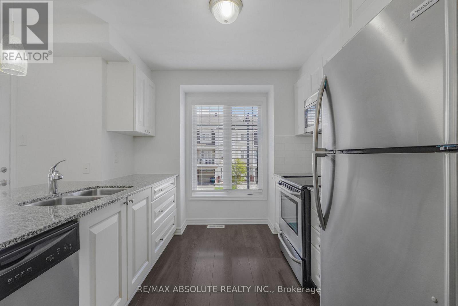 121 Helenium Lane, Ottawa, ON - Indoor Photo Showing Kitchen With Stainless Steel Kitchen With Double Sink With Upgraded Kitchen
