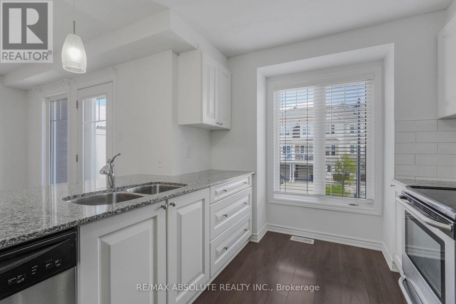121 Helenium Lane, Ottawa, ON - Indoor Photo Showing Kitchen With Stainless Steel Kitchen With Double Sink With Upgraded Kitchen