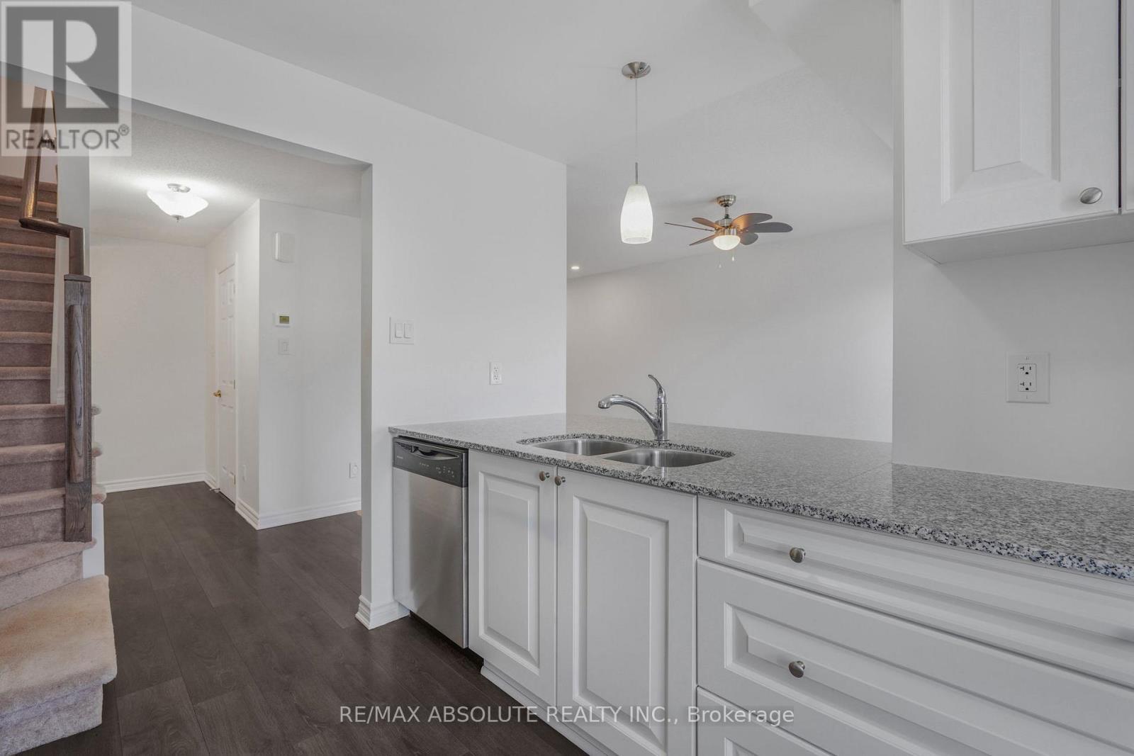 121 Helenium Lane, Ottawa, ON - Indoor Photo Showing Kitchen With Double Sink With Upgraded Kitchen