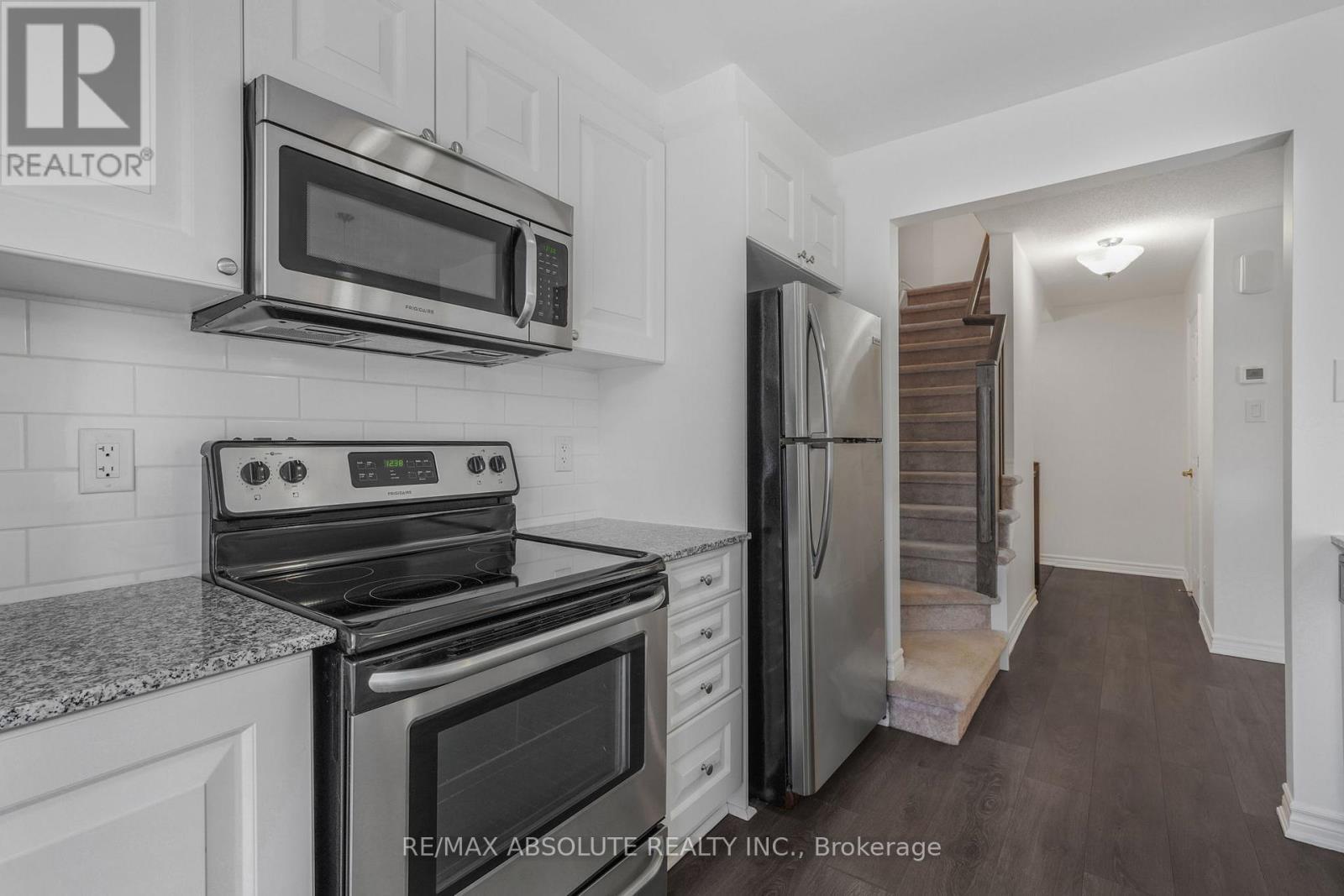 121 Helenium Lane, Ottawa, ON - Indoor Photo Showing Kitchen With Stainless Steel Kitchen