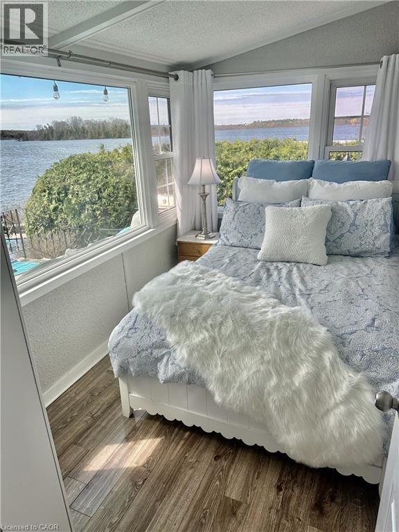 11 Lake Avenue, Cambridge, ON - Indoor Photo Showing Bedroom