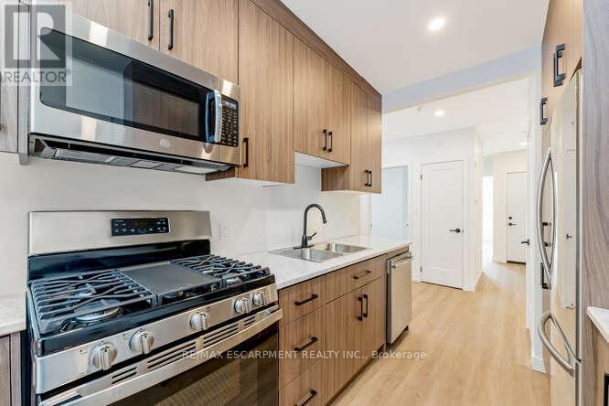 127 Victoria Avenue S, Hamilton, ON - Indoor Photo Showing Kitchen With Double Sink With Upgraded Kitchen
