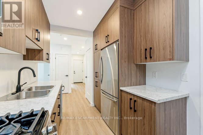 127 Victoria Avenue S, Hamilton, ON - Indoor Photo Showing Kitchen With Double Sink
