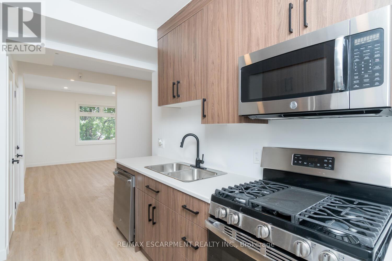 127 Victoria Avenue S, Hamilton, ON - Indoor Photo Showing Kitchen With Upgraded Kitchen