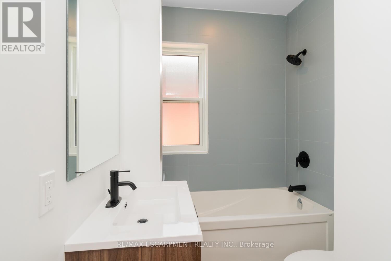 127 Victoria Avenue S, Hamilton, ON - Indoor Photo Showing Bathroom