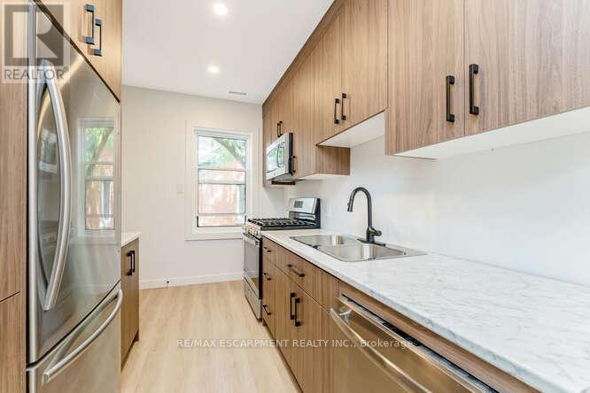 127 Victoria Avenue S, Hamilton, ON - Indoor Photo Showing Kitchen With Upgraded Kitchen