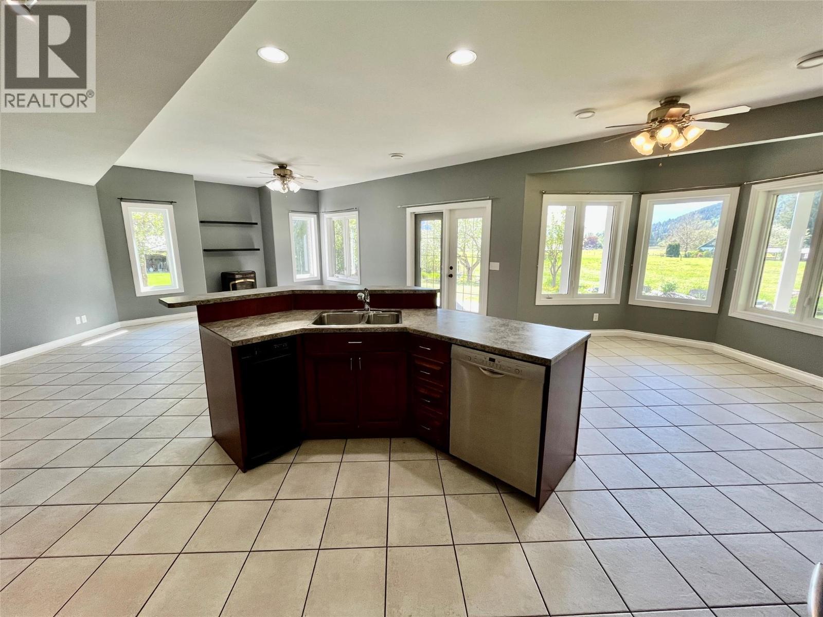 1830 Stepp Pit Road, Sicamous, BC - Indoor Photo Showing Kitchen