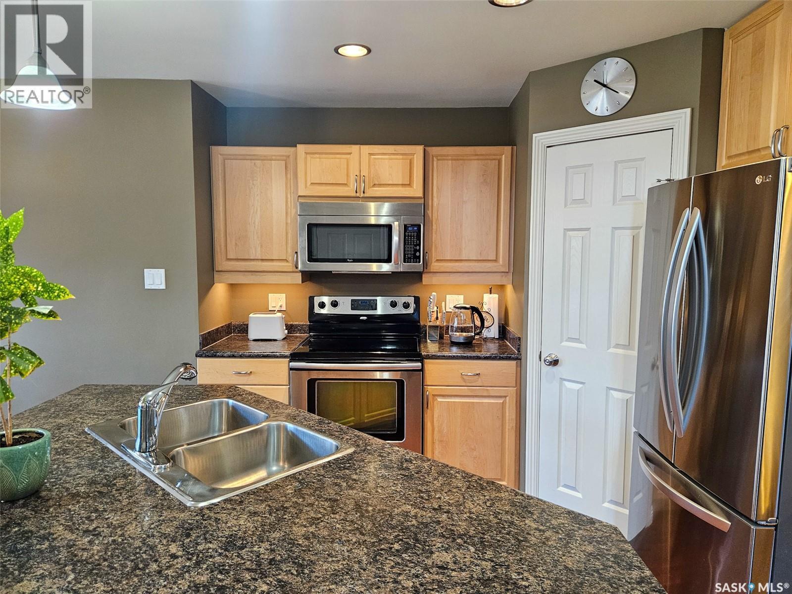 508 Thompson Street, Herbert, SK - Indoor Photo Showing Kitchen With Double Sink