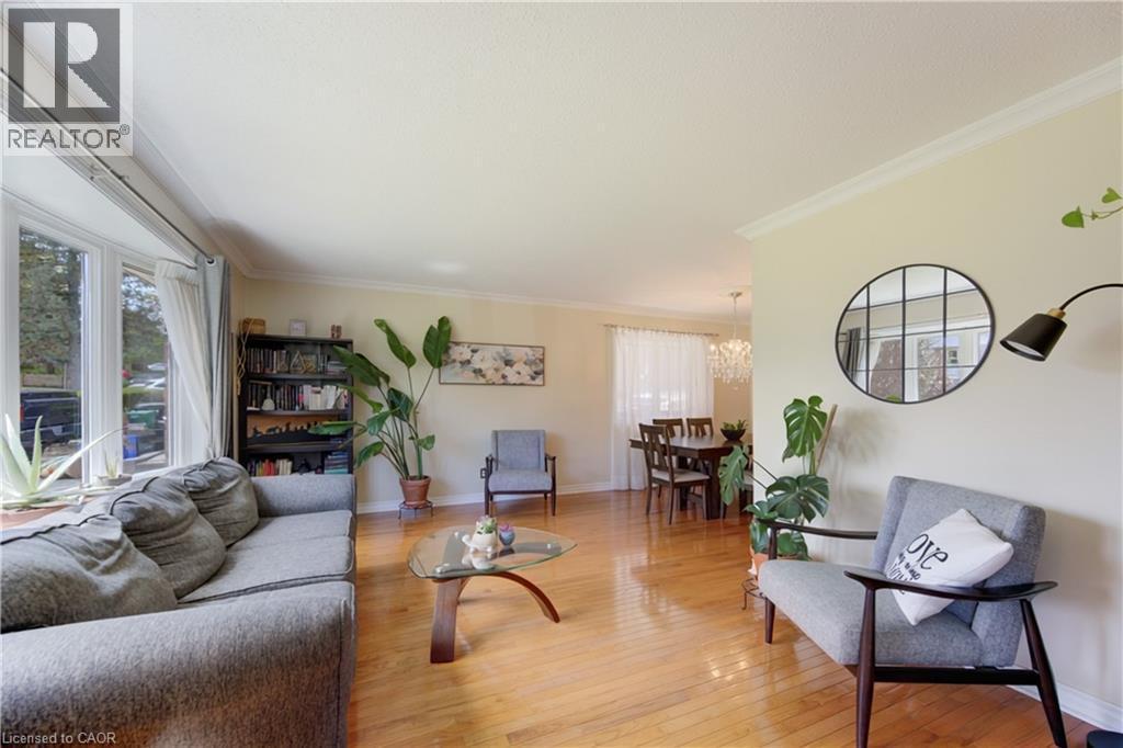 10 Bosworth Crescent, Kitchener, ON - Indoor Photo Showing Living Room