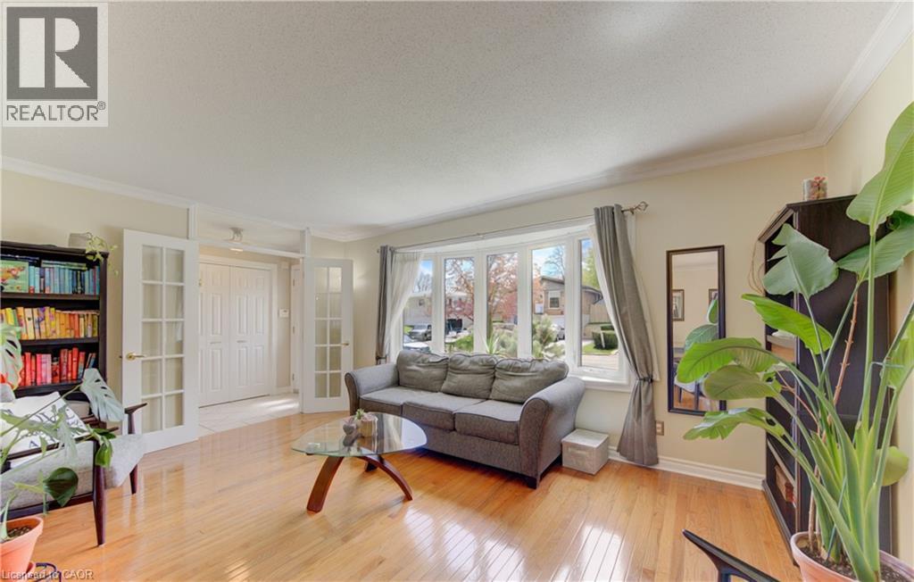 10 Bosworth Crescent, Kitchener, ON - Indoor Photo Showing Living Room