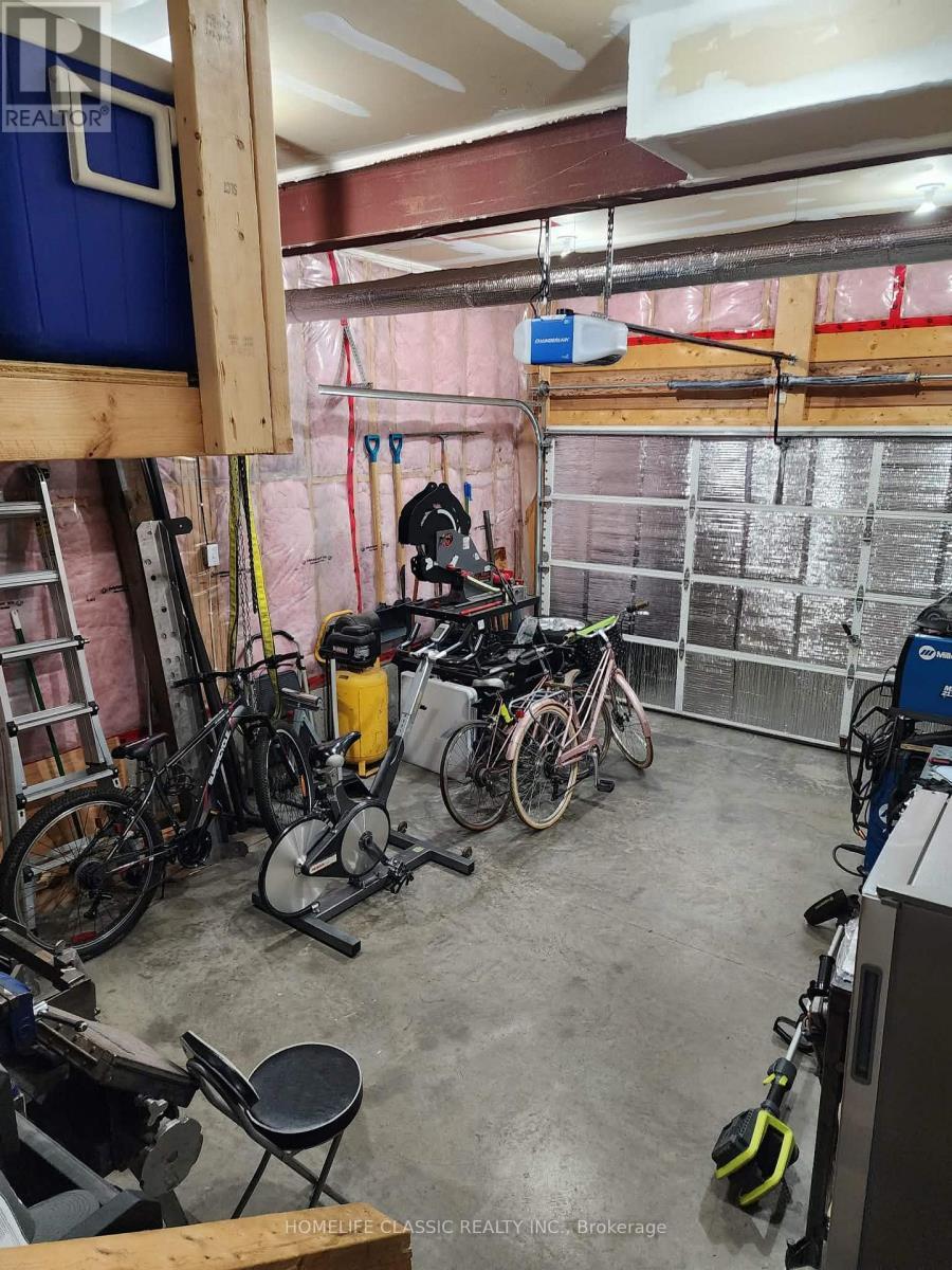 5 Irwin Crescent, New Tecumseth, ON - Indoor Photo Showing Garage