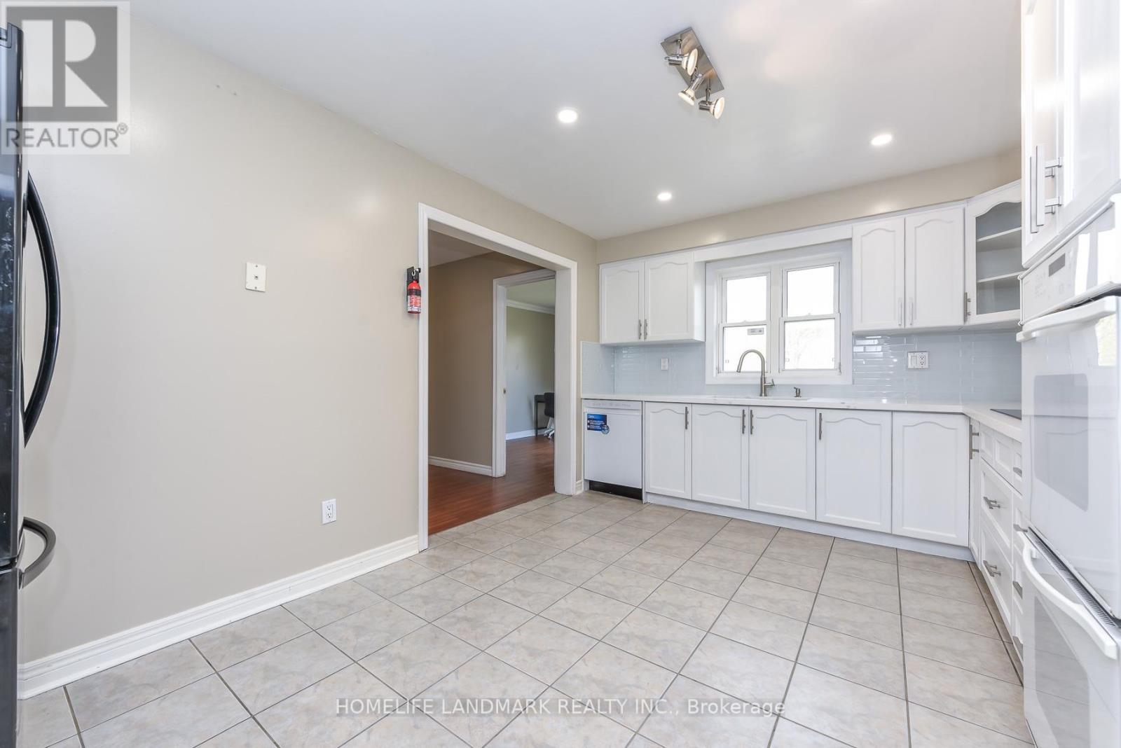1153 Ogden Avenue, Mississauga, ON - Indoor Photo Showing Kitchen