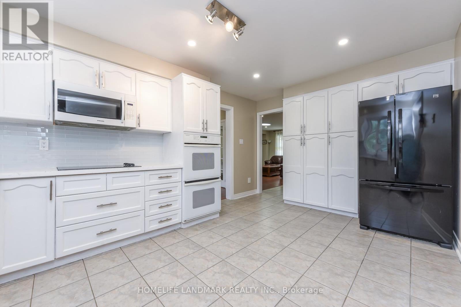 1153 Ogden Avenue, Mississauga, ON - Indoor Photo Showing Kitchen