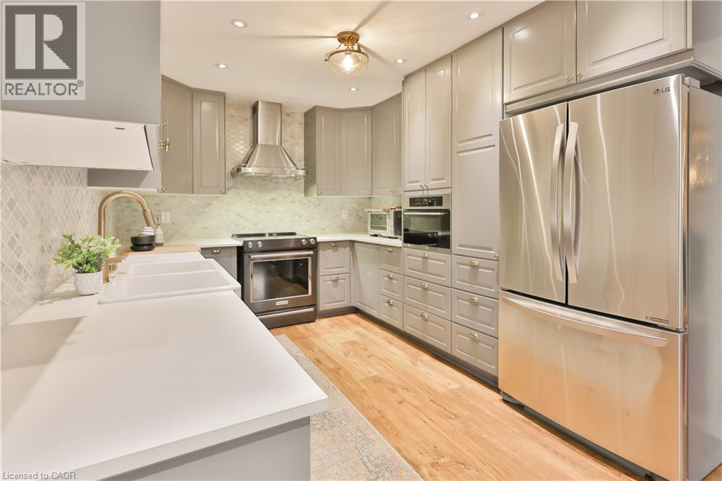 431 Naomi Crescent, Mississauga, ON - Indoor Photo Showing Kitchen With Upgraded Kitchen