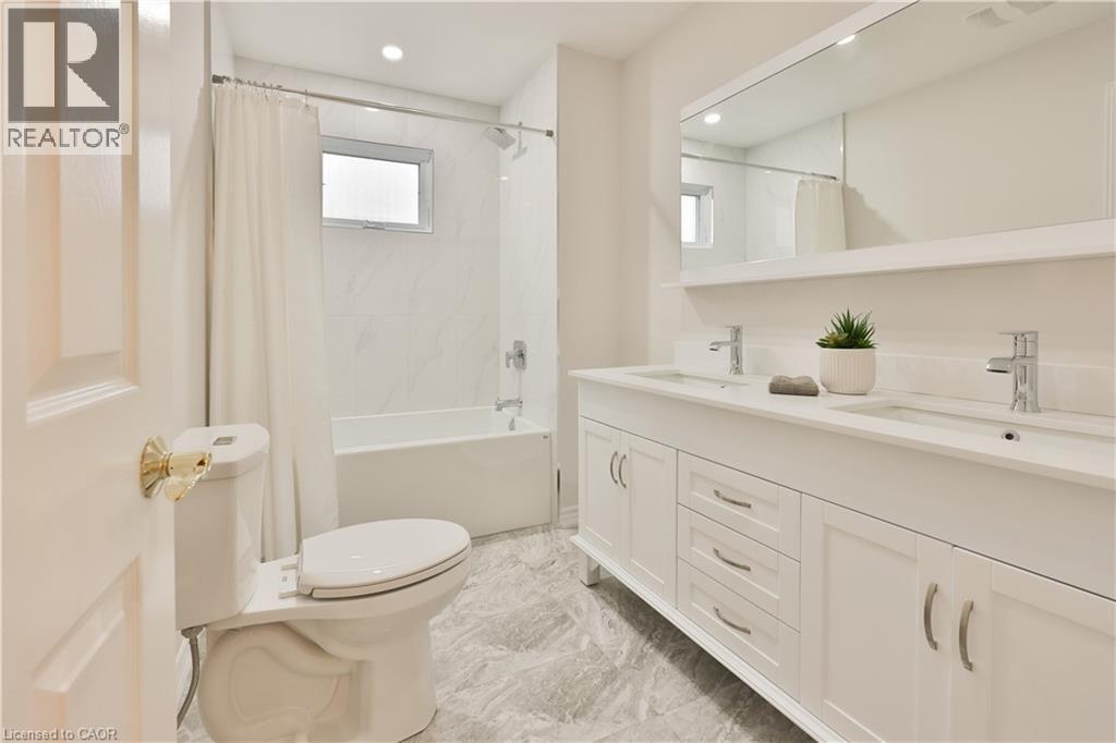 431 Naomi Crescent, Mississauga, ON - Indoor Photo Showing Bathroom